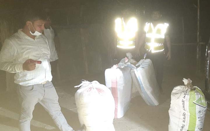 দৌলতপুরে বিপুল পরিমান নকল বিড়িসহ বিড়ি তৈরির উপকরন জব্দ